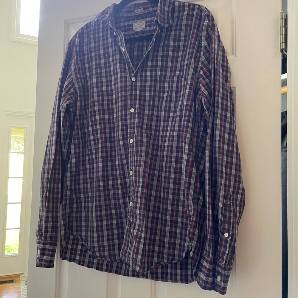 J.Crew slim-fit casual button down. Size large. In excellent condition.